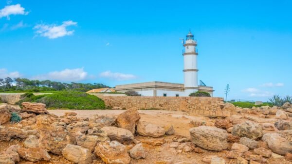 Puesta de sol en el faro de Ses Salines