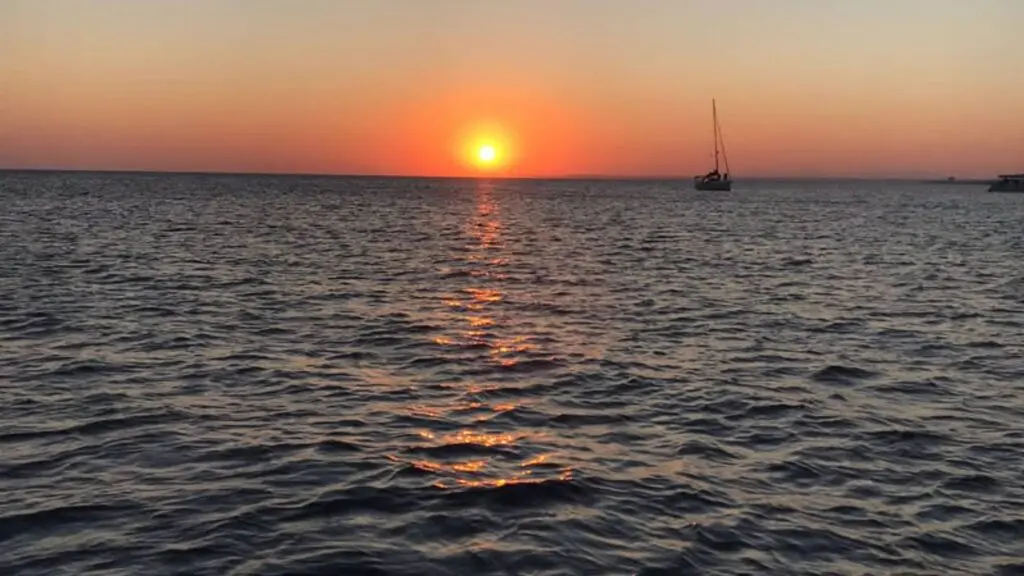 Puesta de sol en el faro Salinas