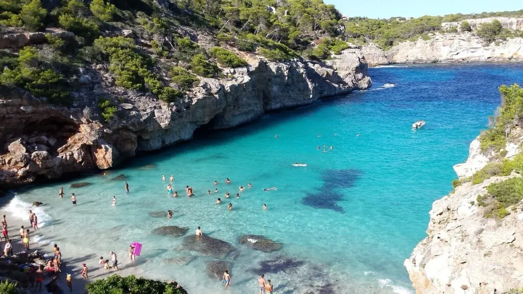 Navegar en Caló des Moro: una experiencia única